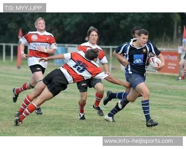 足球踢裆的幽默瞬间与意外反应引发的搞笑故事分享